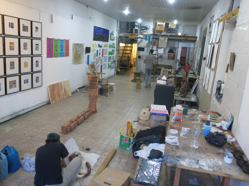 Atelier sanitario artista calmon stock 01a